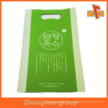 Guangzhou OEM al por mayor de plástico laminado a medida bolsa perforar manejar con la impresión